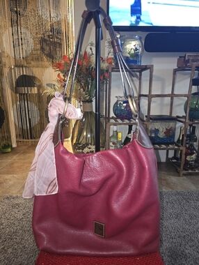 🦆Dooney & Bourke Dark Fuschia Leather Shoulder Hobo In Preloved Condition